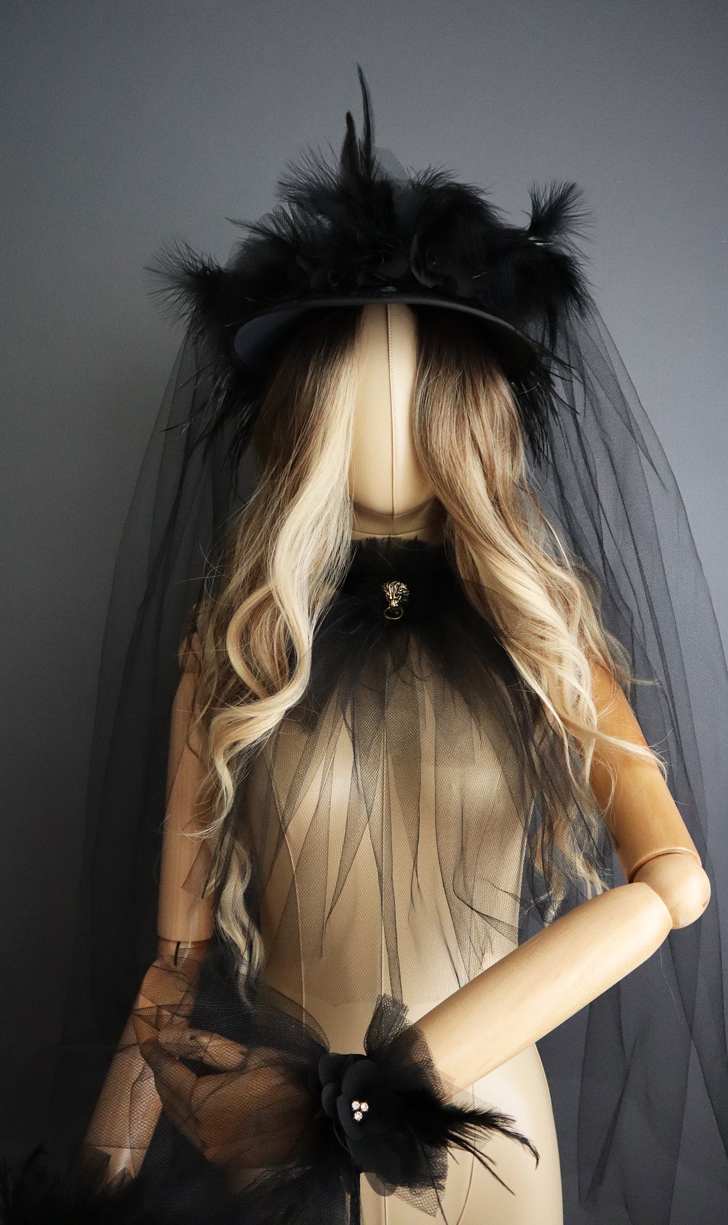 BLACK VISOR WITH VEIL AND FEATHER