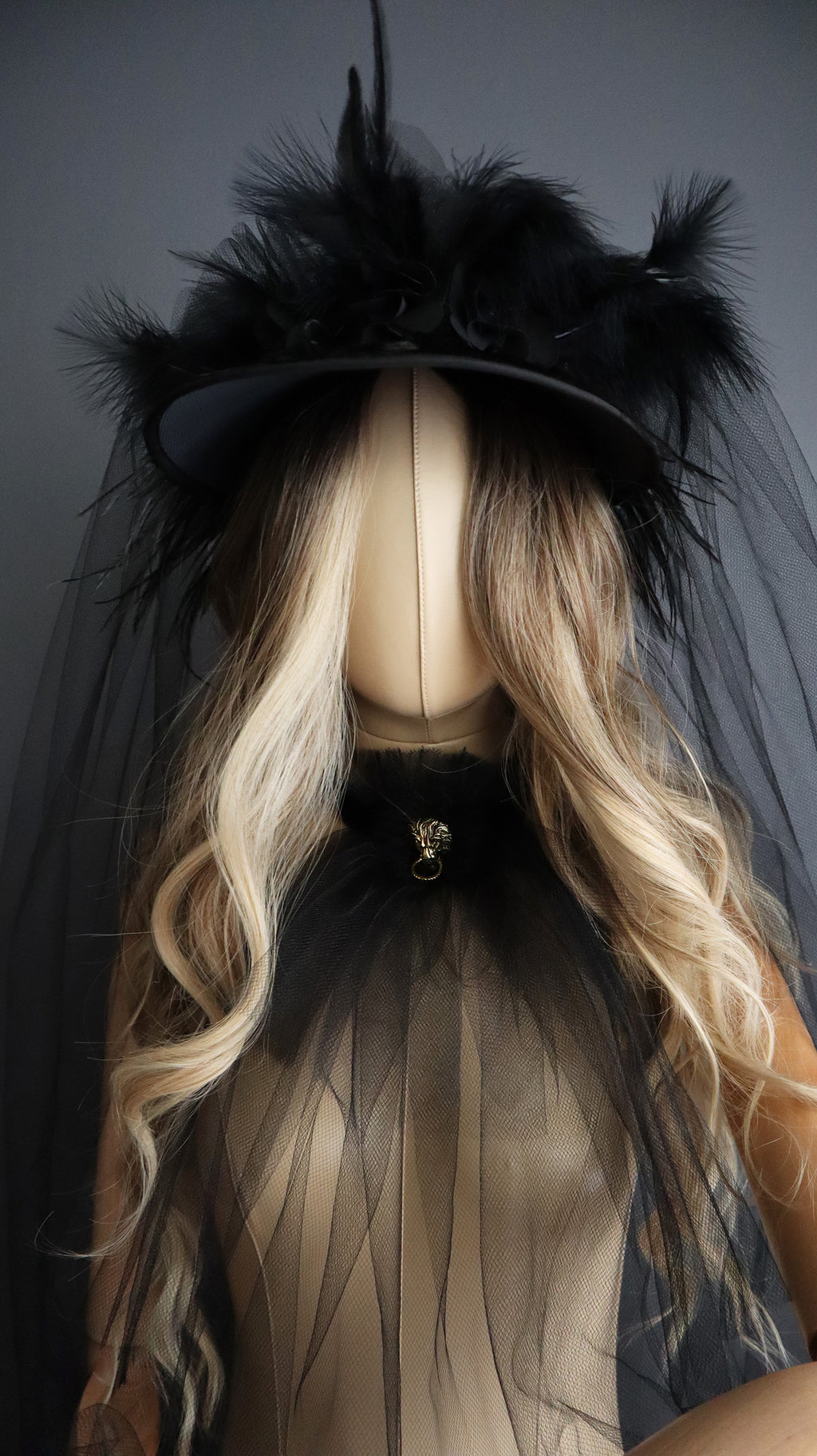 BLACK VISOR WITH VEIL AND FEATHER