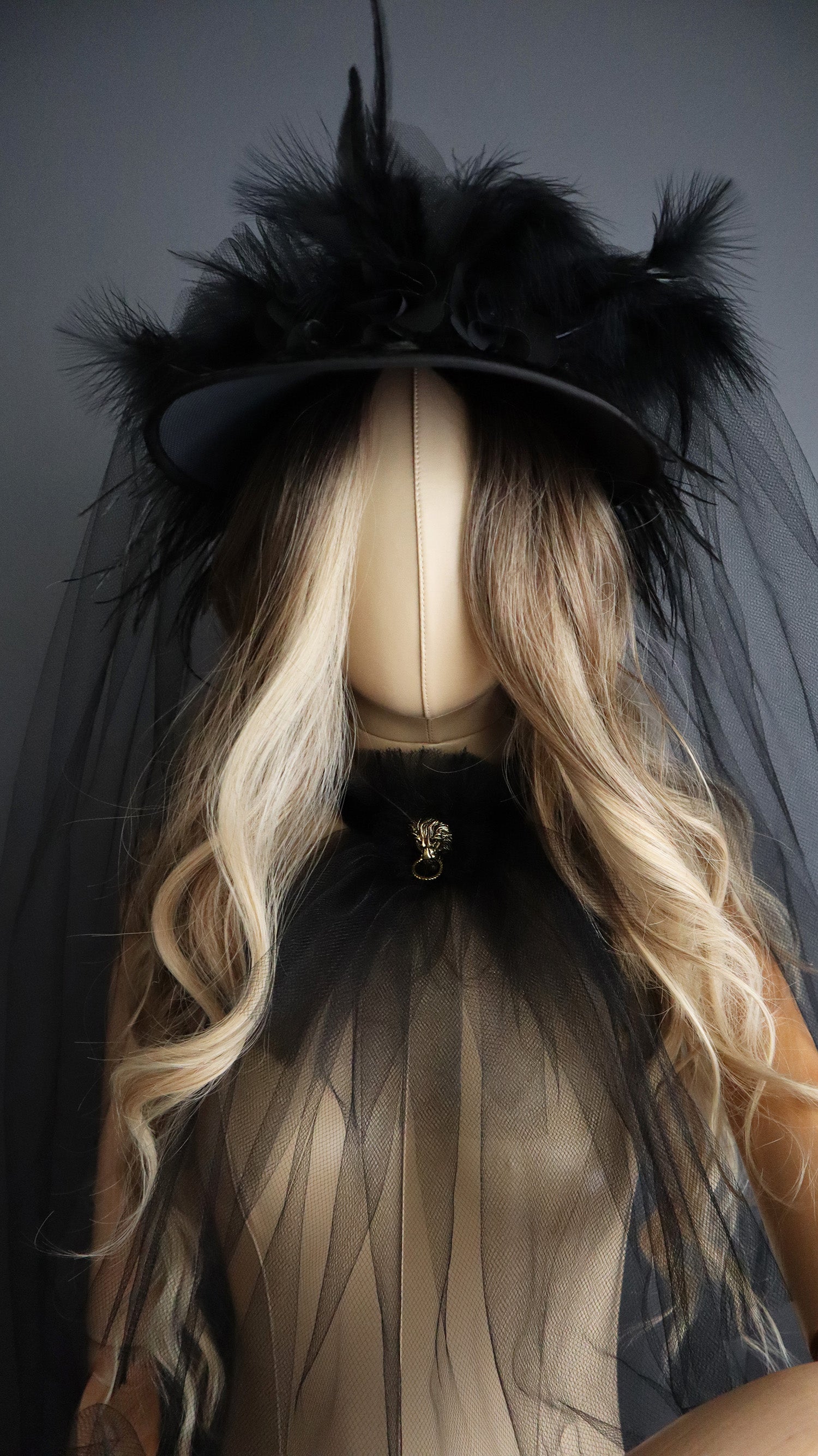 BLACK VISOR WITH VEIL AND FEATHER