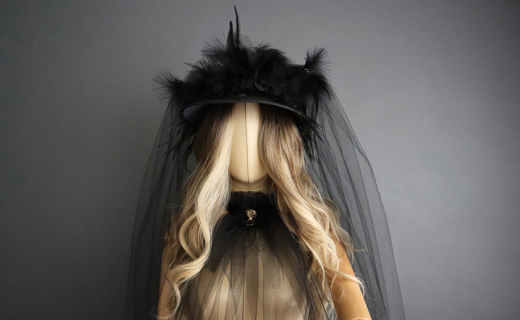 BLACK VISOR WITH VEIL AND FEATHER