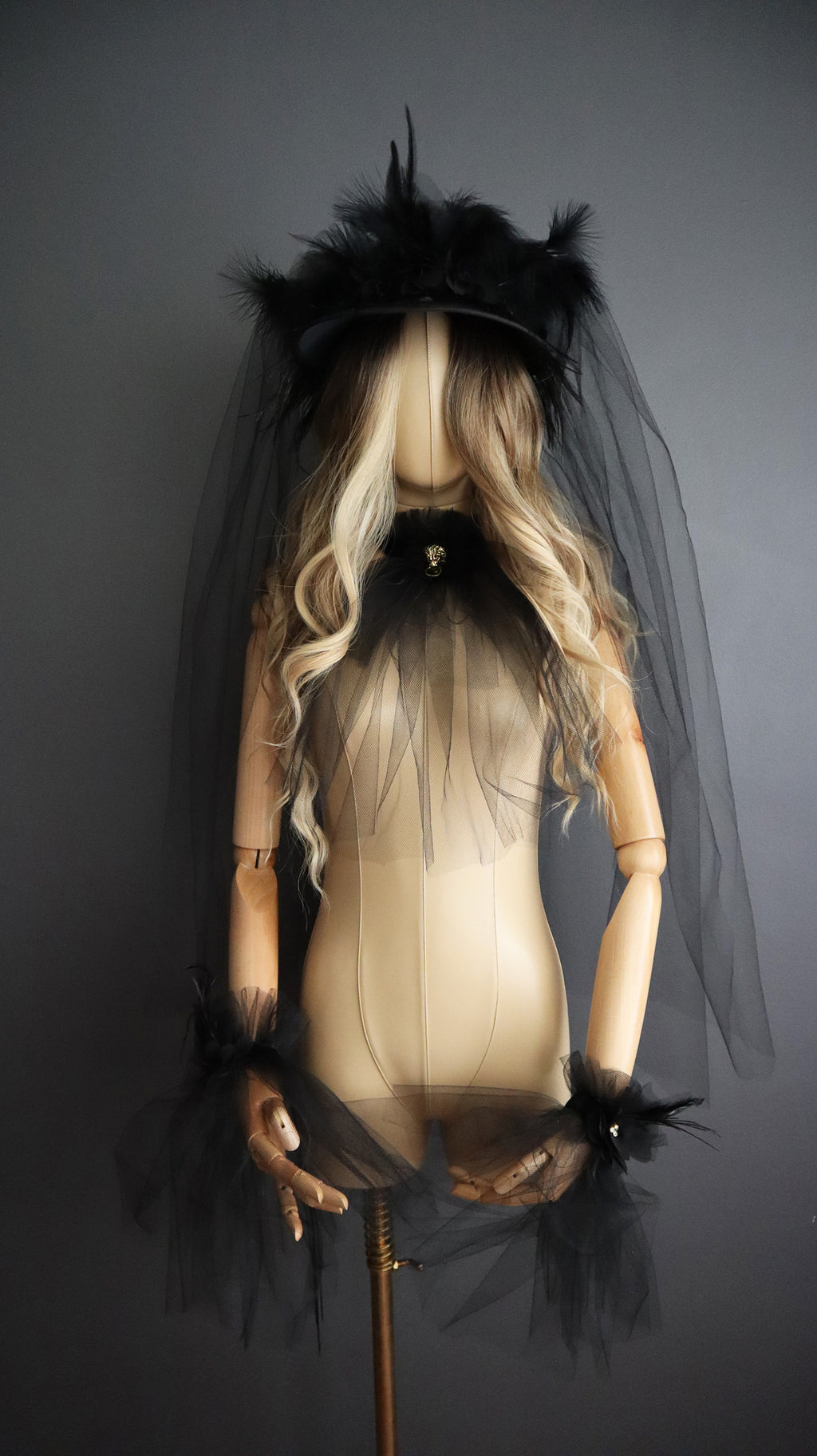 BLACK VISOR WITH VEIL AND FEATHER