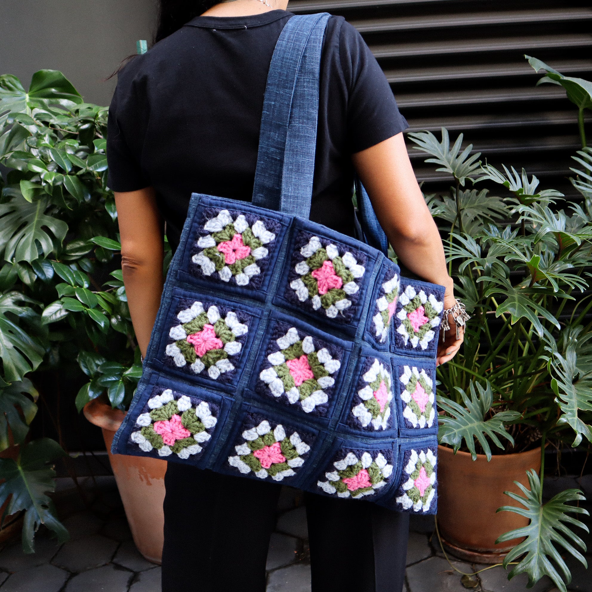 NAVY LINEN HANDBAG W/ HAND-CROCHET SQUARES