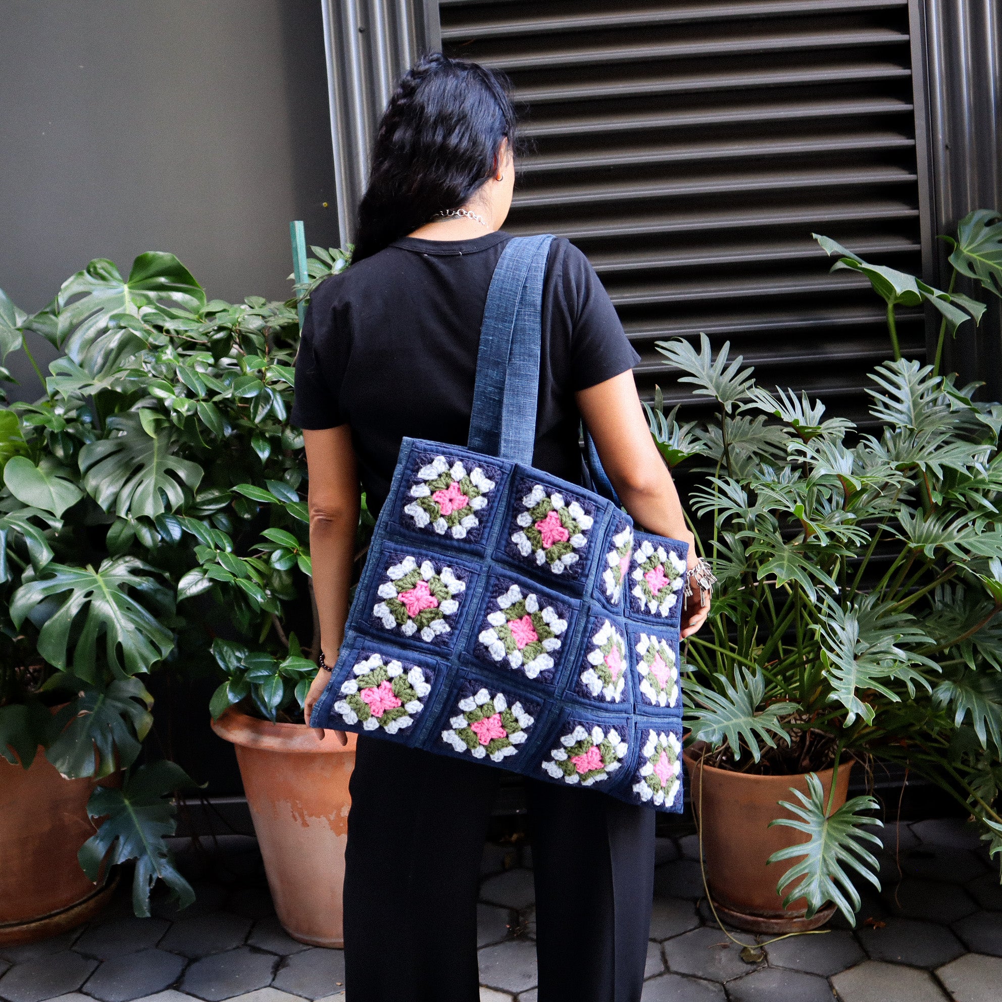 NAVY LINEN HANDBAG W/ HAND-CROCHET SQUARES