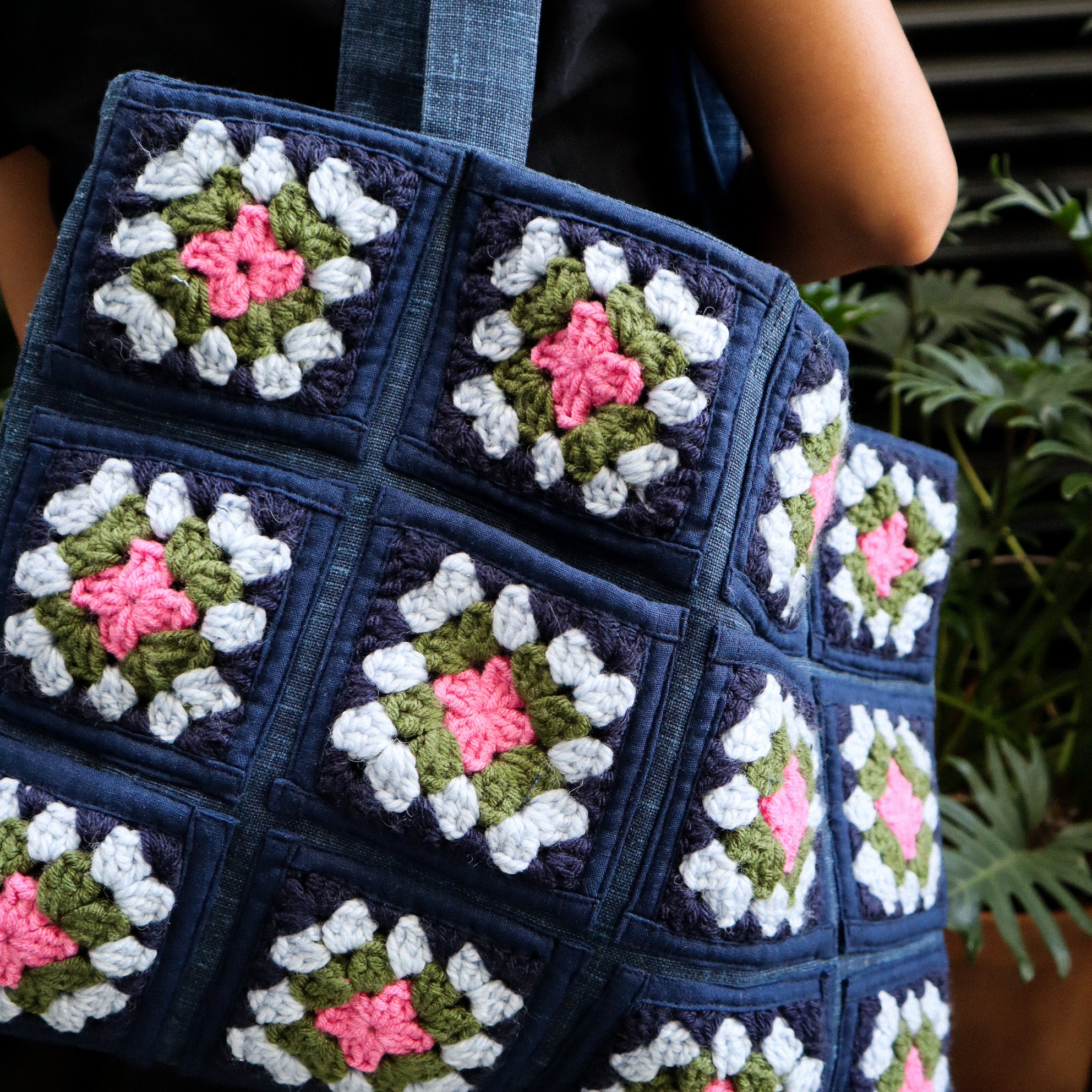 NAVY LINEN HANDBAG W/ HAND-CROCHET SQUARES
