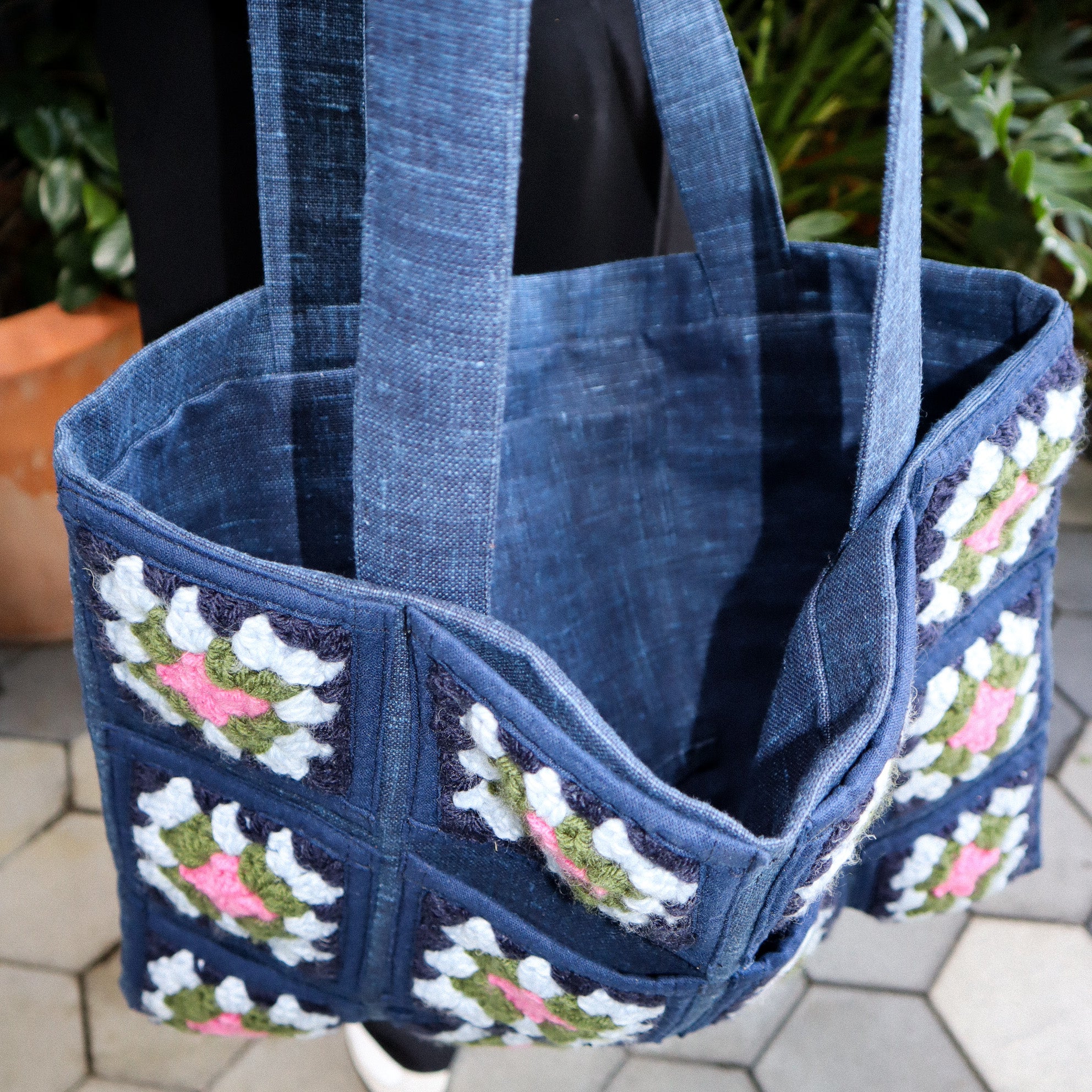 NAVY LINEN HANDBAG W/ HAND-CROCHET SQUARES