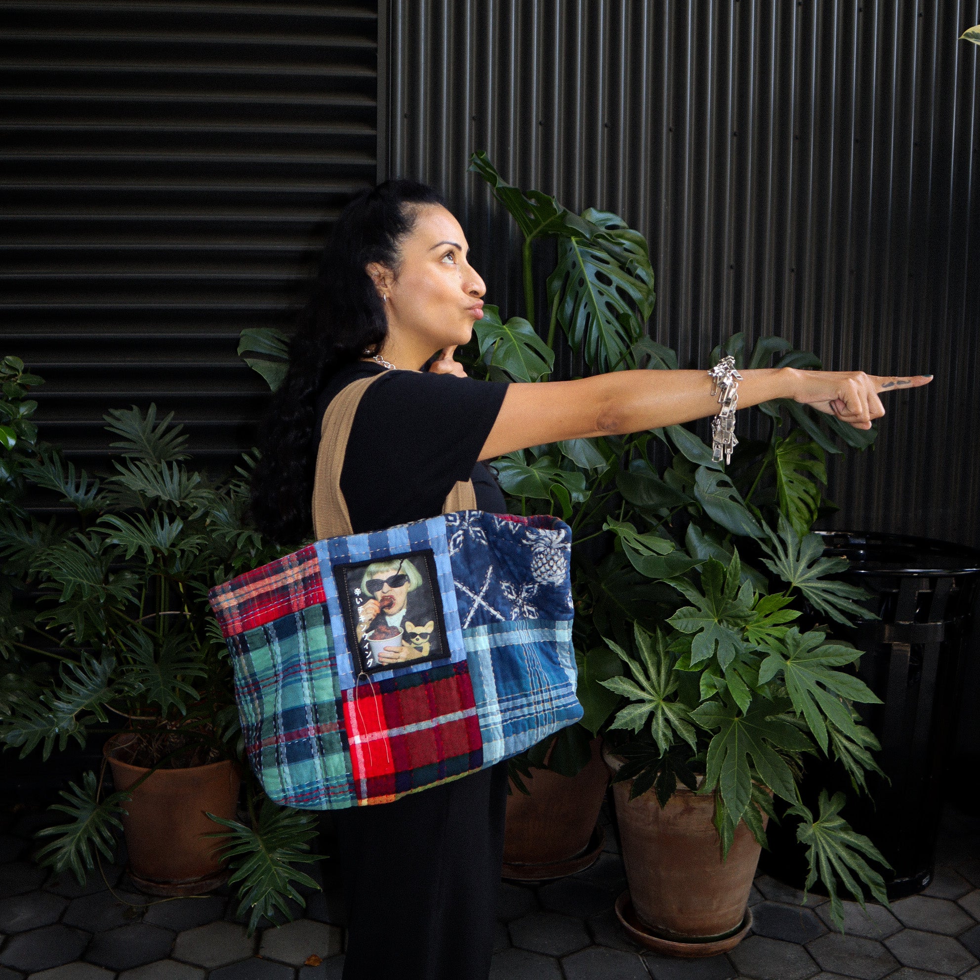 HAND-QUILTED SASHIKO HANDBAG — COOL GRANDMA PRINT – LA MODERNIQUE