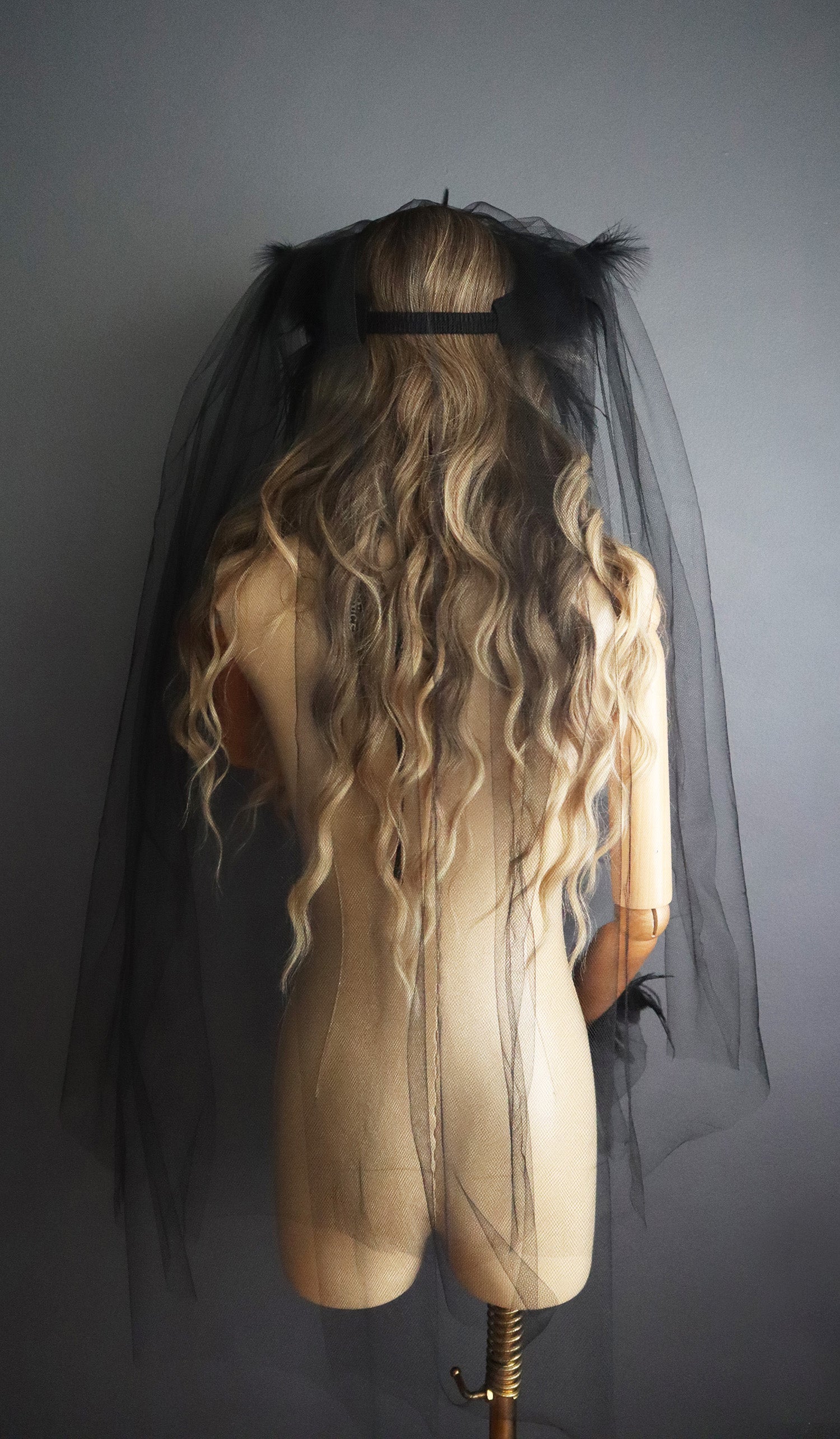 BLACK VISOR WITH VEIL AND FEATHER