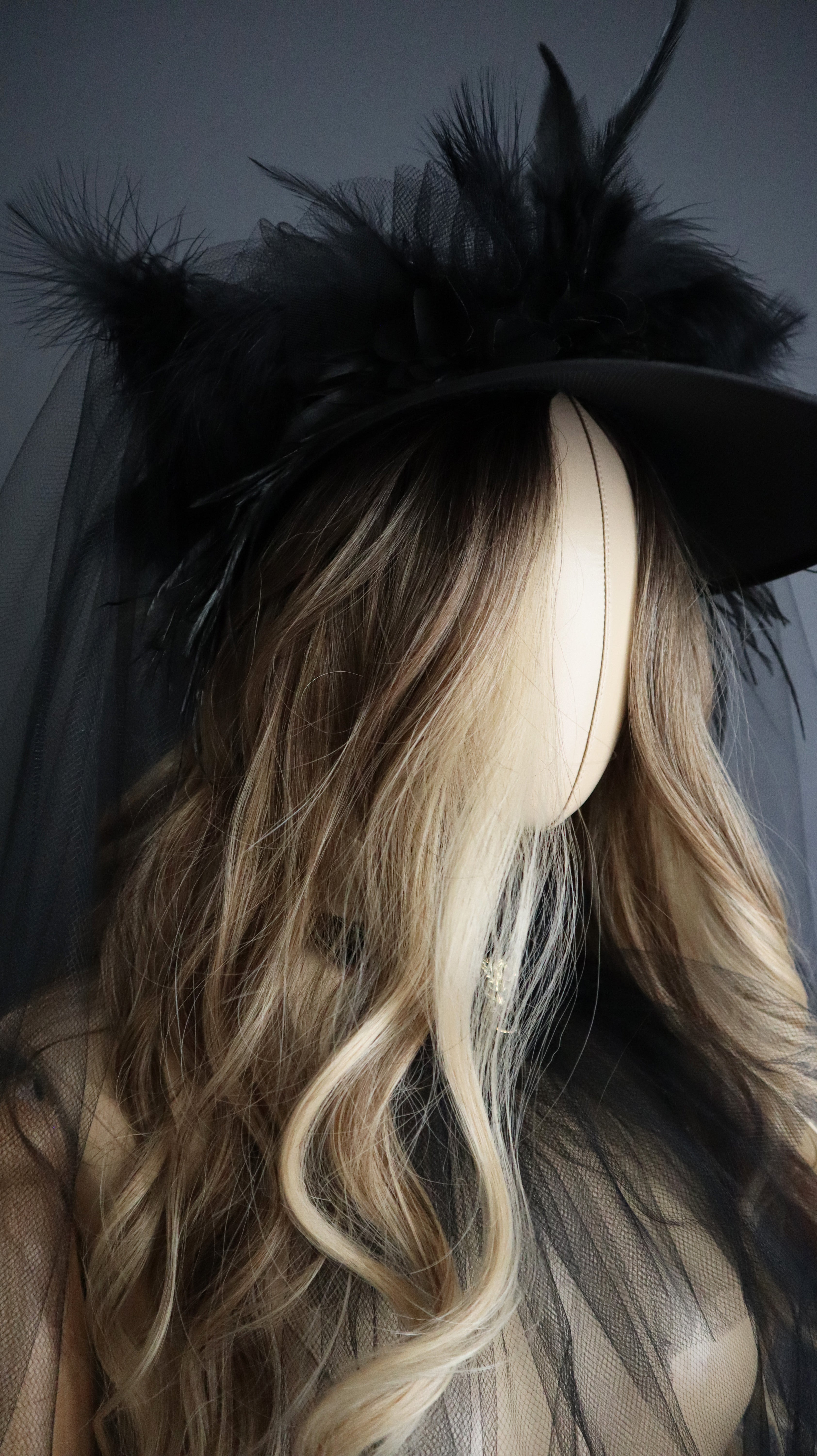 BLACK VISOR WITH VEIL AND FEATHER
