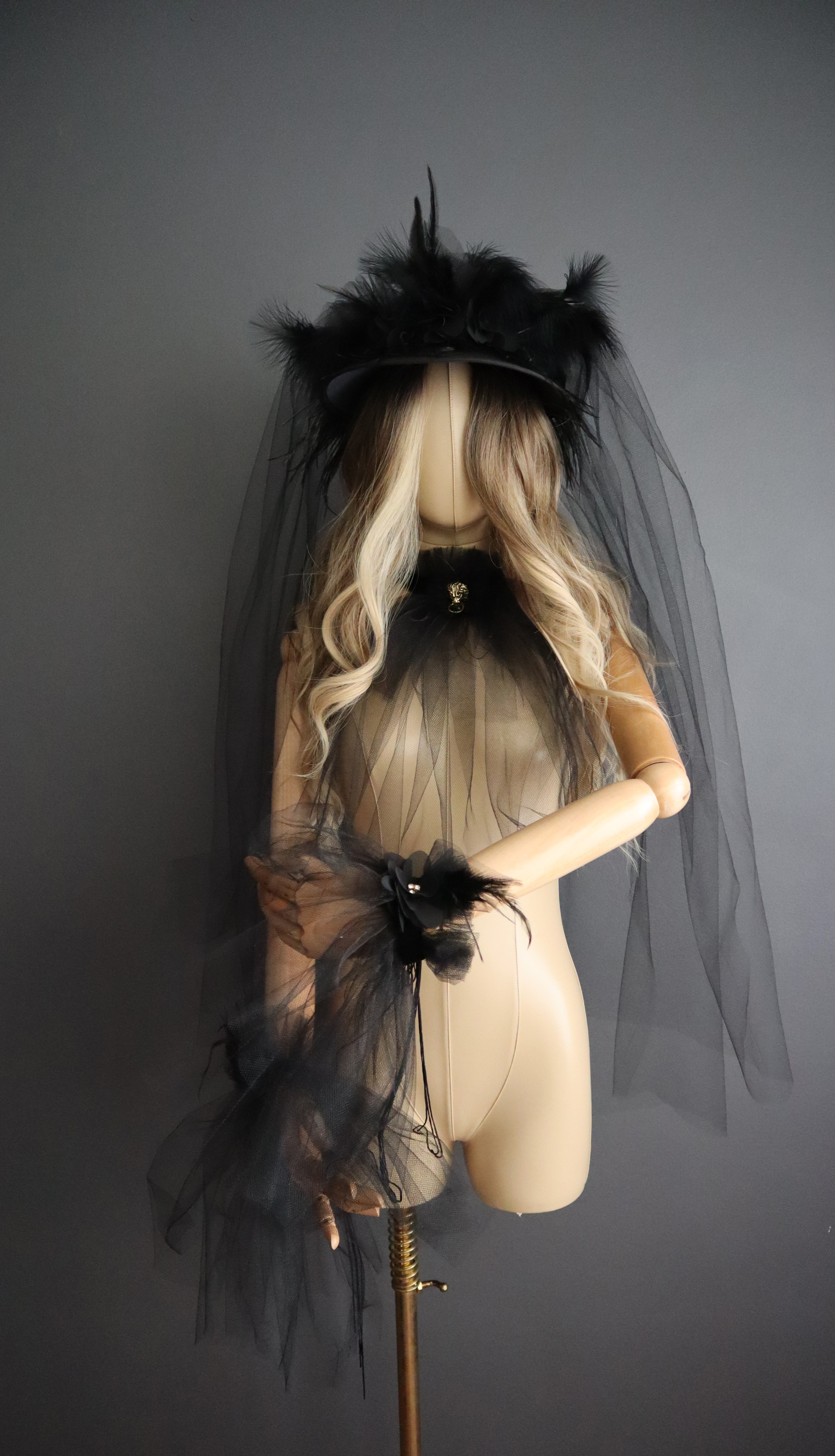 BLACK VISOR WITH VEIL AND FEATHER